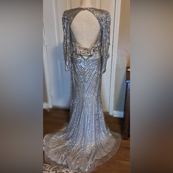 Mac Duggal Stunning Silver Sequin Gown with Slit size 8 - Picture 2 of 8